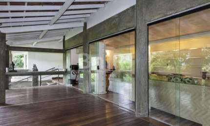 Casa em Centro de Terreno. Construída em 1980 pelo Arquiteto Carlos Cito, sobre Pedras e Pilares c/ Concreto aparente e Pequenos Níveis. Piscina e Totalmente Integrada ao Verde