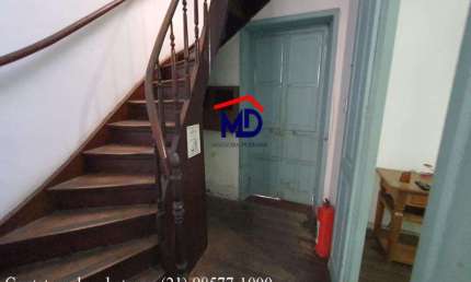 Casa bem localizada, 6 quartos, 2 salas, quase esquina Rua Bento Lisboa