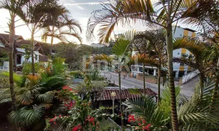 Casarão em Petrópolis - Próximo ao Centro, 2 andares com quiosque e churrasqueira na área externa