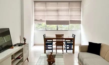 COPACABANA - Apartamento de 61 m², 2 quartos, vaga de garagem e excelente localização!*  Este apartamento é uma oportunidade única para morar ou investir no coração de Copacabana. Com 61 m², o imóvel