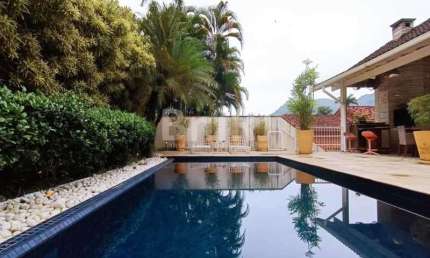 Belissima casa em condominio fechado, com total segurança, 3 suites, 4 vagas, infra completa