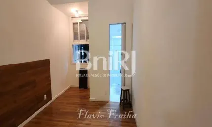 Viva o Sonho de Ipanema: Apartamento Exclusivo a Passos da Praia!