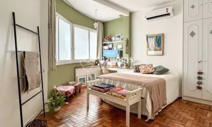Quarto e sala reformado e charmoso no leme ? pronto para morar ou investir