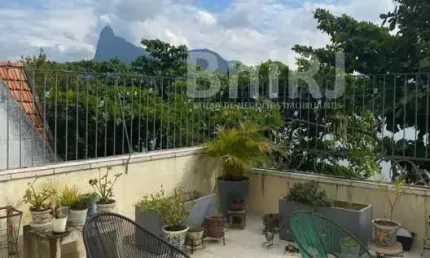 Residência Clara, Arejada e com Vista para o Mar ? Centro de Terreno