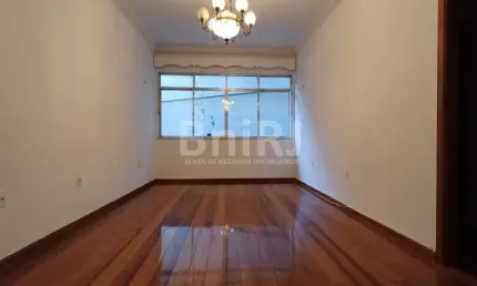 Lindo apartamento de 3 quartos! Fundos, silencioso e espaçoso. 1 Vaga de garagem.