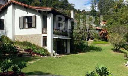 Refúgio de conforto e sofisticação em meio à natureza de Nogueira em Petrópolis