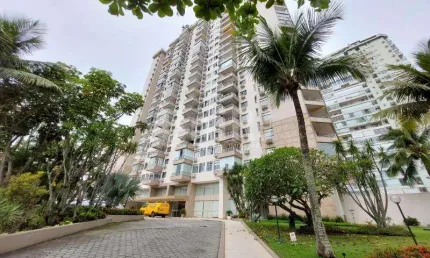 Apartamento na Barra em condomínio fechado com varanda e vaga de garagem