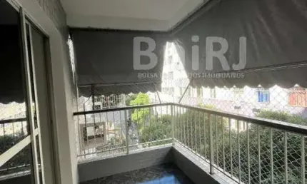 Apartamento com varanda e vaga de garagem no Catete