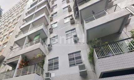 Apartamento com varanda e vaga de garagem no Catete