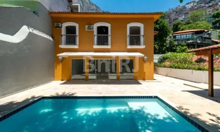 BANDEIRA DE MELLO VENDE NO ALTO GÁVEA MARAVILHOSA CASA COM 05 QUARTOS E DEPENDÊNCIAS. PISCINA E CHURRASQUEIRA. VENHA CONHECER