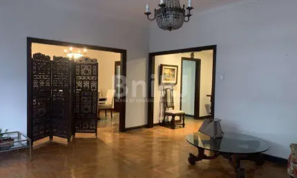 Apto Art Deco amplo , na sacada do quarto do casal se ve o mar ate Niteroi.