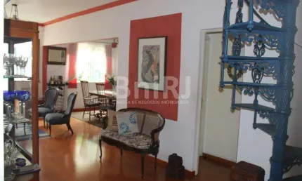 Apto. tipo cobertura c 150 m² e 1 vaga na escritura. localizado em rua super silenciosa e tranquila.