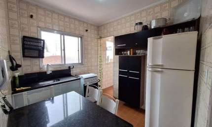 Confortável Apartamento de 1 Dormitório, a 350m da Praia, com Garagem.