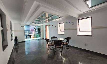 Charmoso Apartamento de 1 Dormitório com Sacada, Área Gourmet e a 250m da Praia.