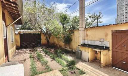 'Casa de Esquina no Canto do Forte: Conforto, Potencial e Ótima Localização!