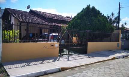 Casa a 800 metros da praia no centro de Baln Piçarras!