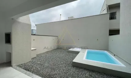 Sobrado com Piscina a 350 metros da avenida em piçarras no Itacolomi!