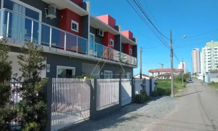 Sobrado com excelente acabamento, no bairro Itacolomi em Balneário Piçarras-SC.