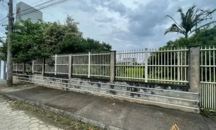 Terreno de esquina em Piçarras no Itacolomi a 700 metros da Praia