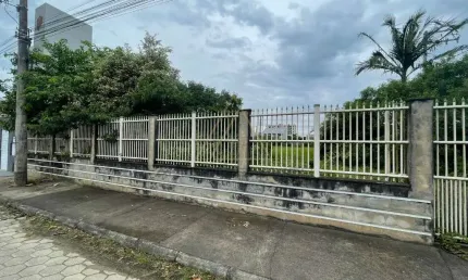 Terreno de esquina em Piçarras no Itacolomi a 700 metros da Praia