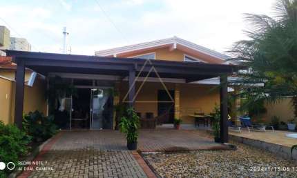 Casa com piscina a venda no bairro Itacolomi em Balneário Piçarras.