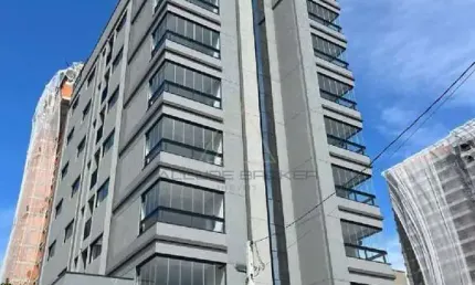Apartamento quadra mar a venda no bairro itacolomi em piçarras-sc