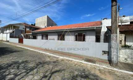 Casa a venda no centro de Balneario Piçarras próximo a mercado e todo comercio em geral, 500 metros da praia