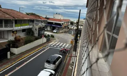 100 metros da praia central, com vista mar e 3 dormitórios