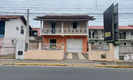 Casa a venda com otima localização no centro de balneario piçarras, apenas 190 metros da praia