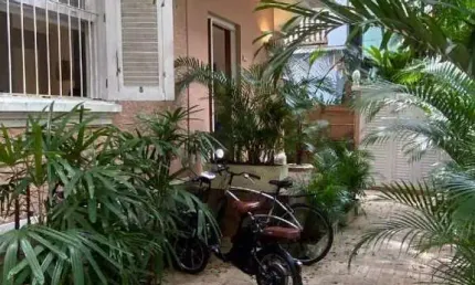 Hoomes Imóveis vende apto de 143m2 no bairro Jardim Botânico, em rua arborizada com 3 suites, predio de 3 andares, com vaga descoberta.