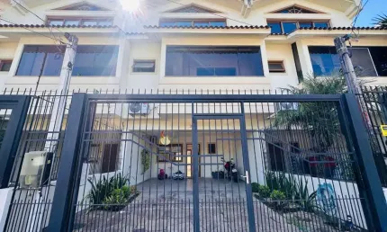 Casa de 3 quartos na Hípica, Porto Alegre-RS: 215m², suíte e 2 salas! Venha conferir!