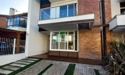 Casa à venda em Porto Alegre-RS, bairro Hípica: 3 quartos, 3 suítes, 2 salas, 5 banheiros, 2 vagas, 231m². Imperdível!