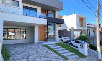 Luxuosa casa em condomínio à venda em Porto Alegre-RS, bairro Hípica. 3 quartos, 3 suítes, 3 salas, 4 banheiros, 2 vagas de garagem, 200m².