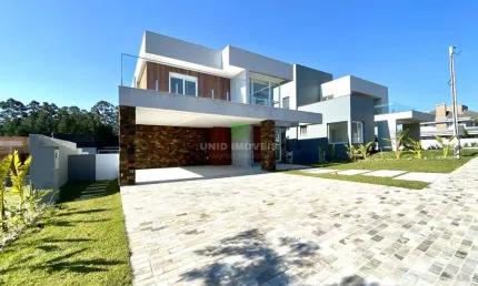 Sobrado composto por 3 suítes, sendo uma suíte master com banheira, living moderno com lareira composto por 3 ambientes,  sala de estar e jantar , abe
