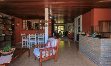Impecável casa em condomínio à venda em Porto Alegre-RS, bairro Ipanema! 3 quartos, 1 suíte, 3 banheiros, 3 vagas de garagem.