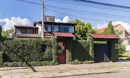 Imperdível! Casa à venda em Porto Alegre-RS, bairro Guarujá, 3 quartos, 1 suíte, 3 banheiros, 4 vagas, 235 m².
