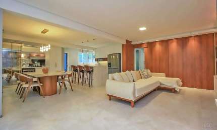 Imperdível! Casa à venda em Porto Alegre-RS, bairro Ipanema, 3 quartos, 1 suíte, 3 banheiros, 4 vagas e 200m². Confira já!