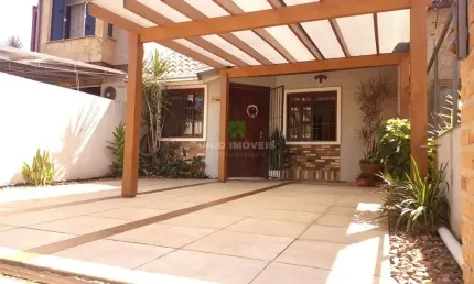 Imperdível casa à venda em Porto Alegre-RS, no bairro Hípica: 3 quartos, 3 salas, 2 banheiros, 2 vagas de garagem, 115m²!