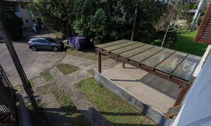 Casa à venda em Porto Alegre-RS, bairro Hípica: 2 quartos, 1 sala, 2 banheiros, 1 vaga de garagem, 85m². Aproveite!