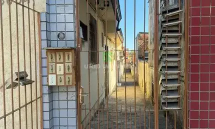 Imperdível oportunidade de adquirir casa em condomínio no bairro camaquã, porto alegre-rs: 1 quarto, 1 sala, 1 banheiro, 45,76 m².