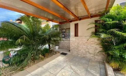 casa de 3 dormitórios, sendo uma suíte, sala, cozinha, 3 banheiros, vaga de garagem para um carro.O imóvel fica semi mobiliado.  Condomínio com infra