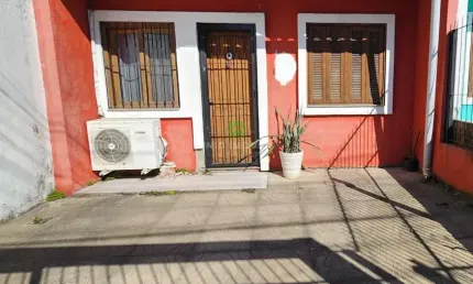 Casa à venda em Porto Alegre-RS, bairro Hípica: 2 quartos, 1 sala, 1 banheiro, 2 vagas, 75m². Aproveite!