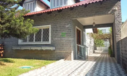 Residência com 4 DORMITÓRIOS, SUÍTE, Closet, 5 vagas e muito PÁTIO.
