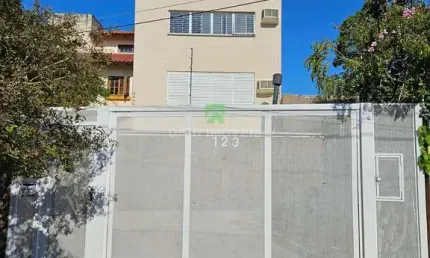 Espetacular casa à venda em Porto Alegre-RS, 4 quartos, 2 suítes, 2 salas, 4 banheiros, 2 vagas, 233,50 m² em Ipanema.