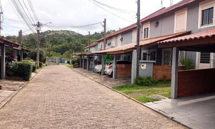 Próximo ao Zaffari Hípica, Casa 2 Quartos, Pátio, mobiliada, área coberta, vaga fixa que comporta carro e moto.