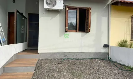Imperdível: Casa à venda em Porto Alegre-RS, bairro Guarujá, 1 quarto, 1 sala, 1 banheiro, 1 vaga de garagem, 32m² de área.