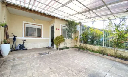 Imperdível: Casa à venda em Porto Alegre-RS, bairro Hípica! 2 quartos, 2 salas, 2 vagas de garagem, 51m² de área.