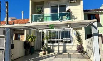 Casa à venda em Porto Alegre-RS, bairro Hípica: 3 quartos, 1 suíte, 2 salas, 3 banheiros, 2 vagas, 135 m². Venha conferir!
