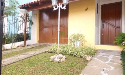 Casa com 3 Quartos, 3 Banheiros, 2 Vagas, 1 Suíte, 120m², pátio frente e fundos.
