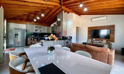 Casa a venda no condomínio Horto Florestal em Maringá.
